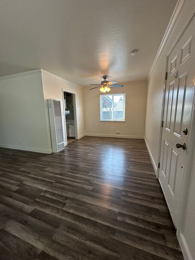 Building Photo - Charming & Cheery 3-Bedroom 2bathroom home...