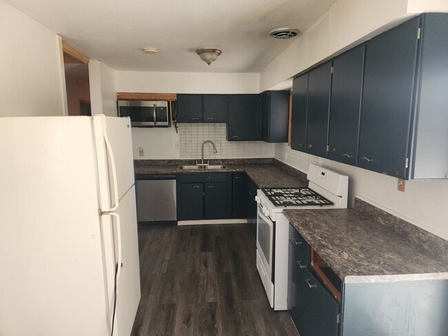 Building Photo - 3 bedroom house