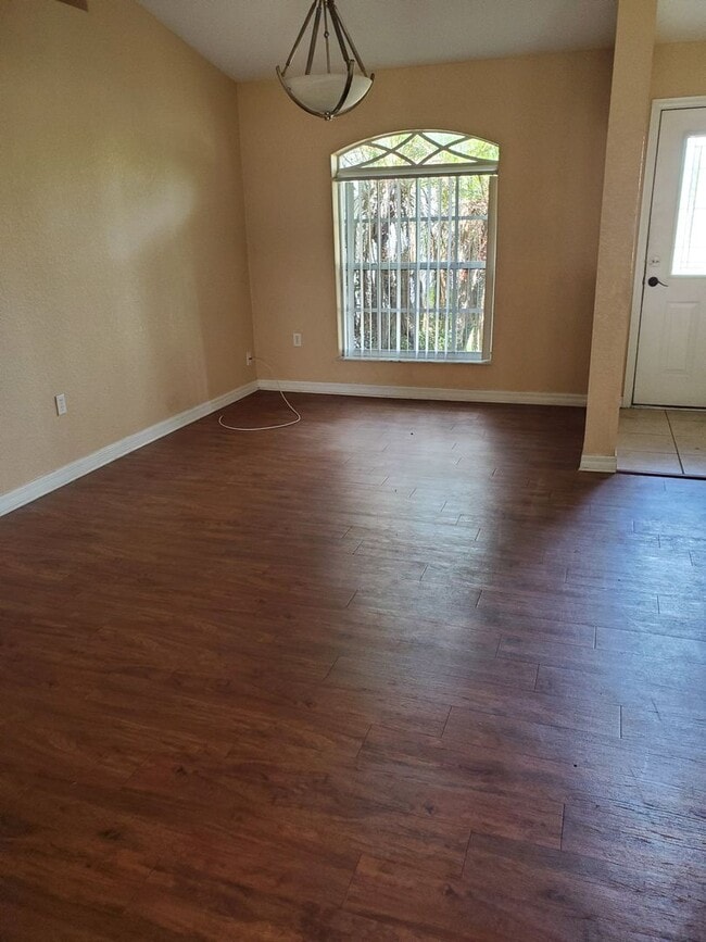 Building Photo - 3 Bedroom Home Close to Everything!