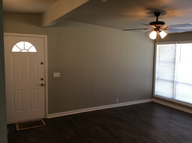 Foto del edificio - PRE-LEASING---Available---June 5th!! 3 bed...