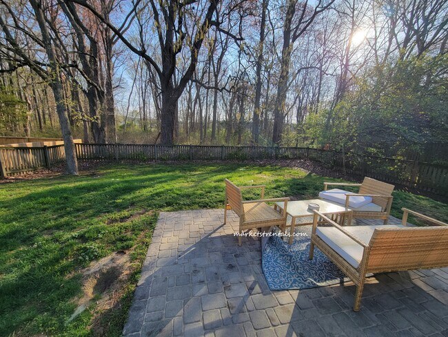 Foto del edificio - 9115 Honeysuckle Dr