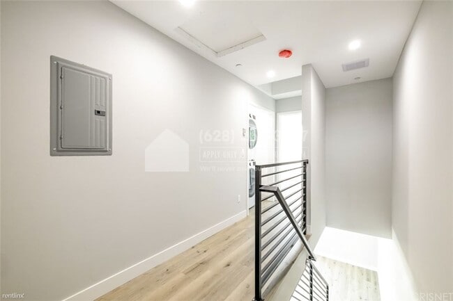 Building Photo - 4 br, 4 bath Townhome - 4651 1/2 West 18th...