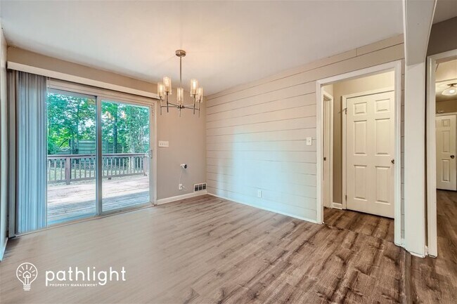 Foto del edificio - 2379 Oakridge Court