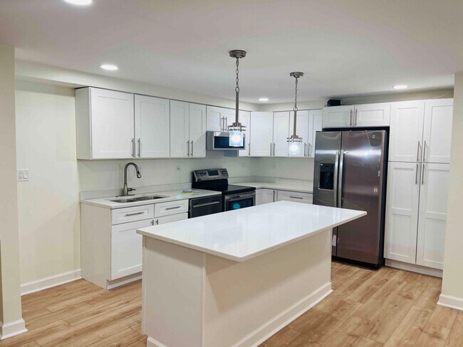 Building Photo - 6340 Americana Dr