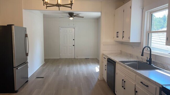 Building Photo - 3 Bedroom 1 Bathroom Renovated House with Fenced Yard