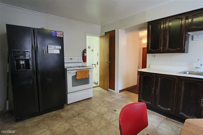 Building Photo - 3 br, 1 bath Apartment - 916 S Miller St # 1