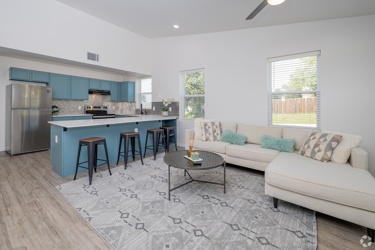 Common Area - Furnished Kitchen And Living Room - 1100 E Hurd St