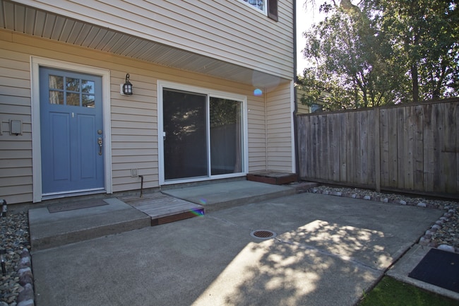 Building Photo - 1572 Yardley St