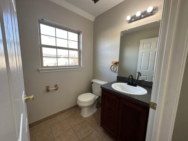 Main floor 1/2 bathroom - 14071 Lakeside Blvd N