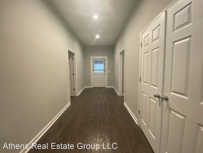 Building Photo - 4 br, 2 bath House - 290 South Rocksprings...