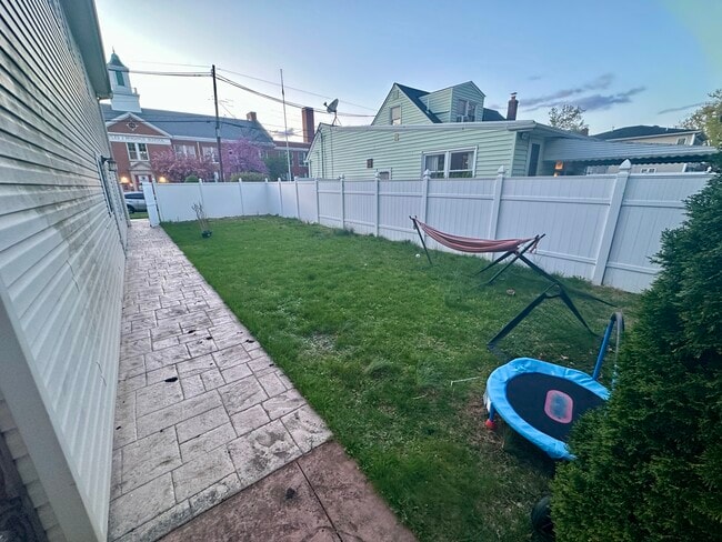 Foto del edificio - 327 Edgewood Rd