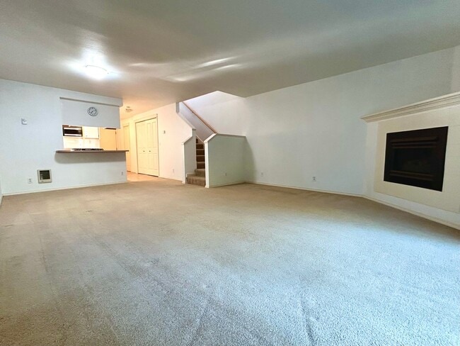 Foto del edificio - Beautiful Three Bedroom Townhome
