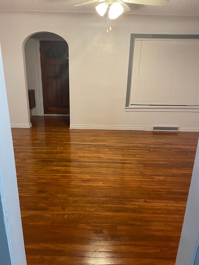 Living Room 3 - 812 N Linn St