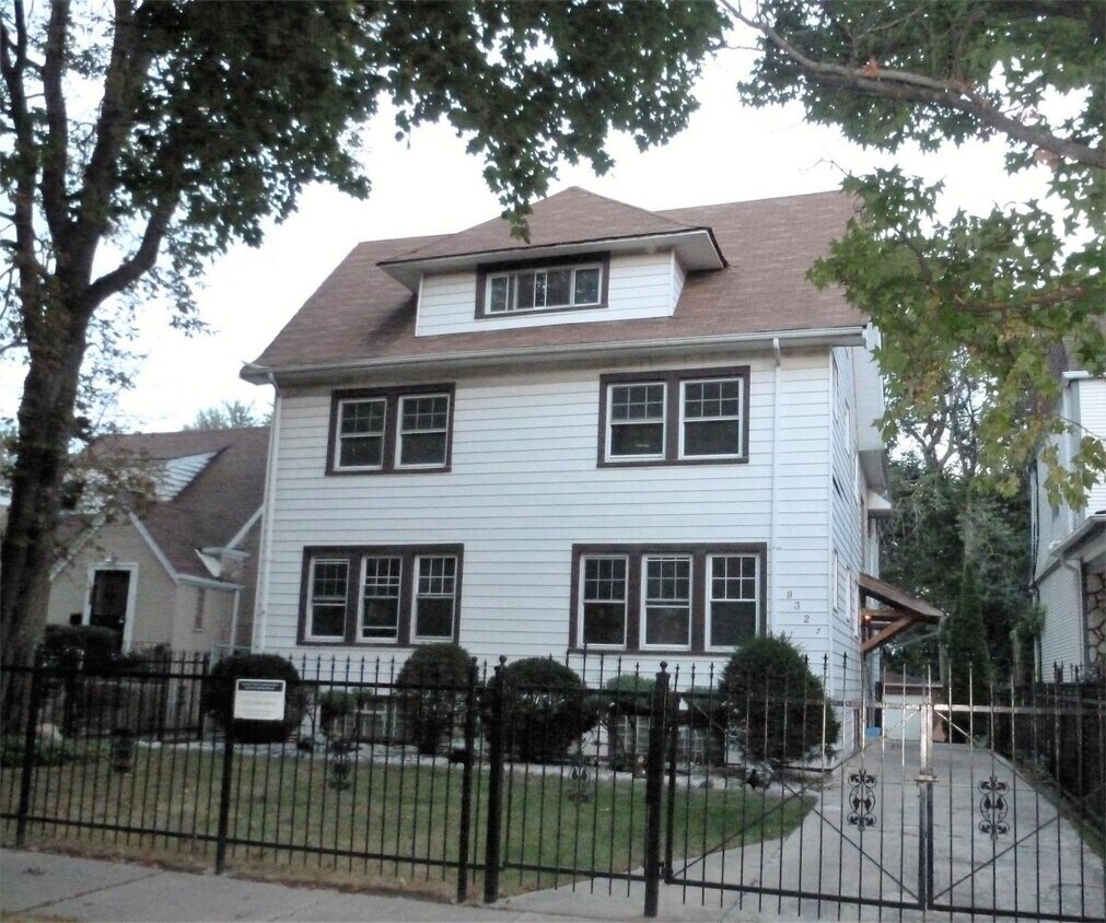 Primary Photo - 9325 S Vanderpoel Ave
