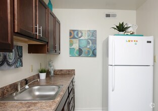 2BR, 1.5BA - 917 SF - Park East Apartments