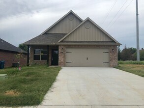 Building Photo - 804 SW Cabriolet St