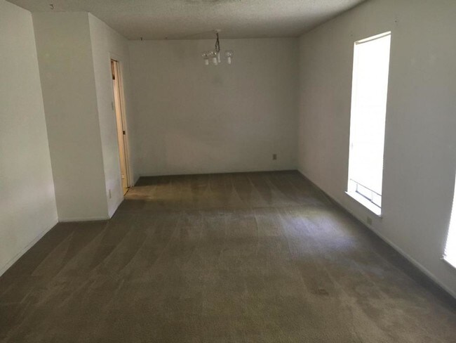 Building Photo - 6826 Twin Lake Dr
