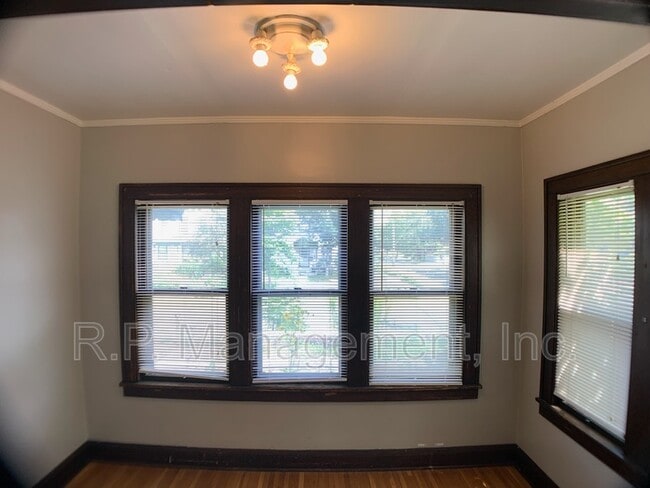 Building Photo - 256 Russell Ave S