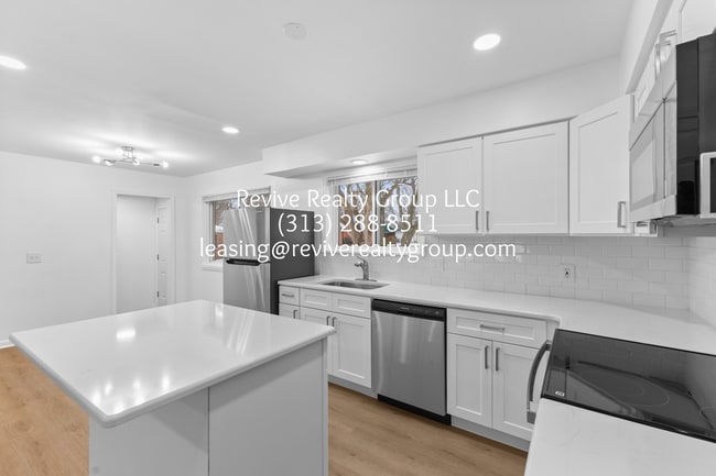 Building Photo - 5337 Botsford Ave