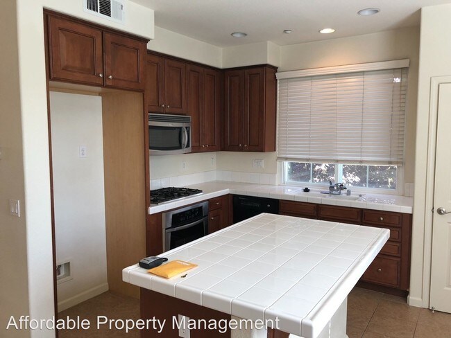 Building Photo - 3 br, 2.5 bath House - 1001 Amber Terrace