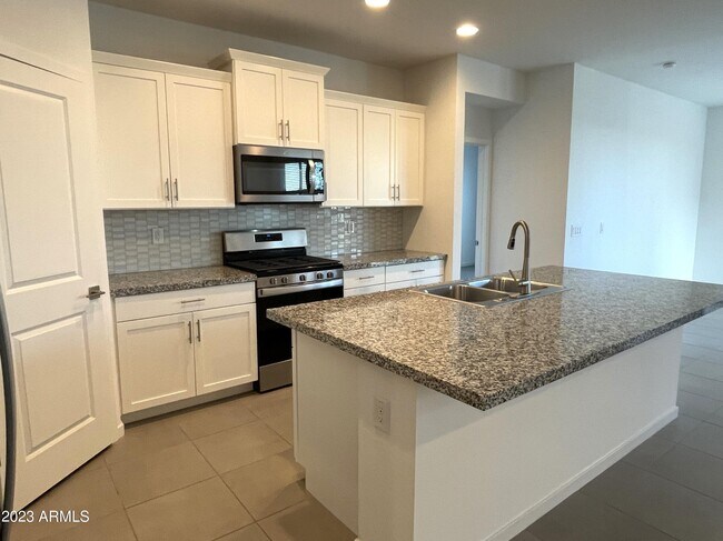 Foto del edificio - 6832 W Trumbull Rd