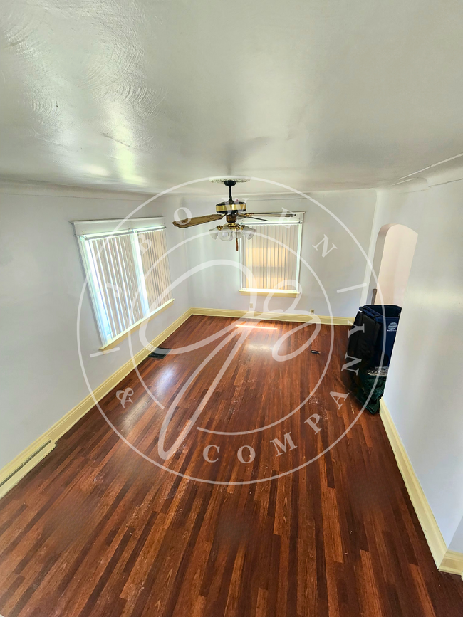 Building Photo - Very spacious 2 bed 1 bath with huge lot!