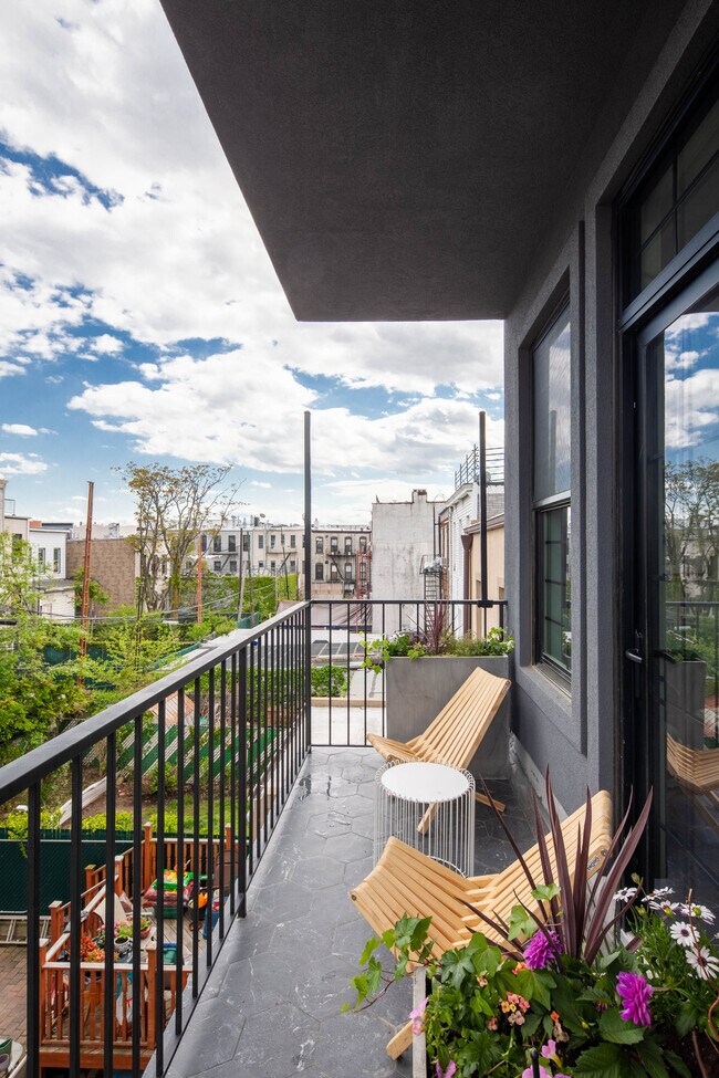 Building Photo - Node Weirfield