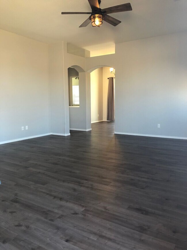 Foto del edificio - Great 3 Bedroom on Corner Lot - Granville