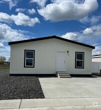 Building Photo - 2681 E Edison Ave