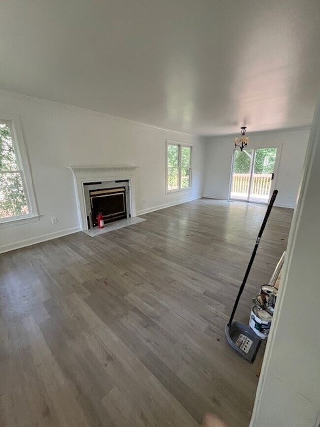 Foto del edificio - Two-Story Cape Cod- 3 Bed 2 Bath Greensbor...