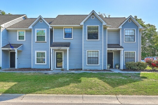 Building Photo - Move in Ready Mt Pleasant Townhouse!