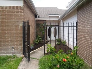 Building Photo - 526 Meadow Knoll Dr