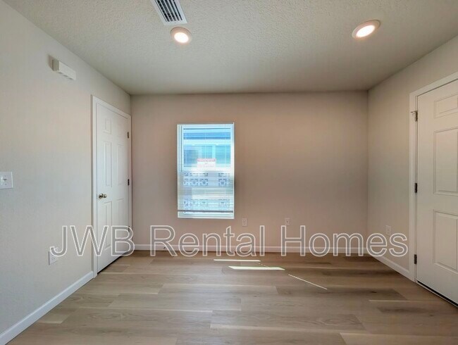 Building Photo - 1349 Rushing St