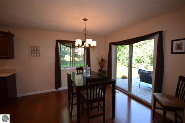 Building Photo - Beautiful Home in Suttons Bay Short Term o...