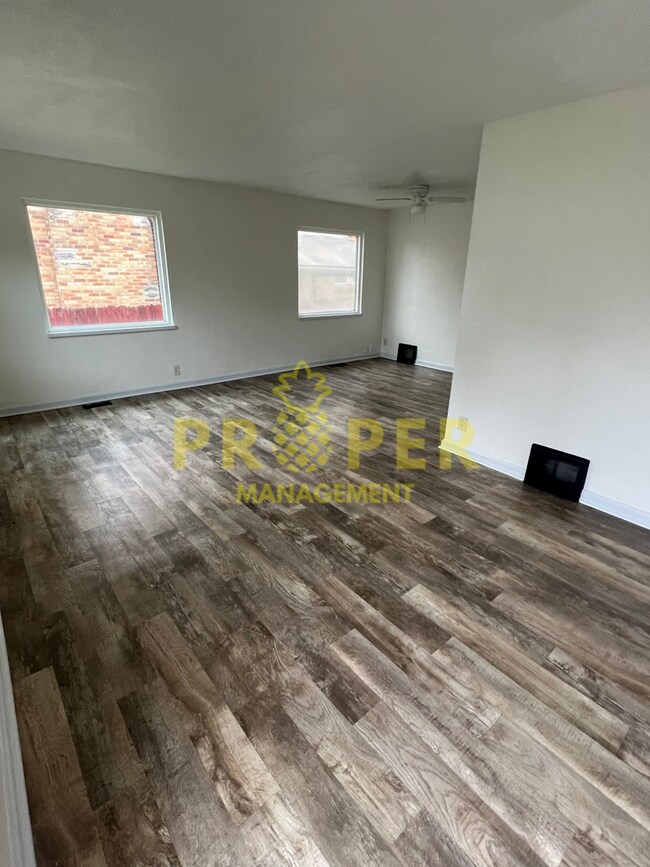 Foto del edificio - 2 bedrooms 1 bathroom house