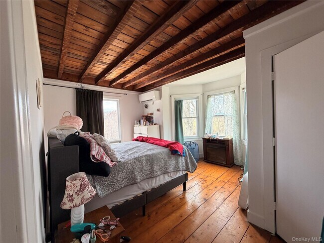 Foto del edificio - 67 Old Albany Post Rd