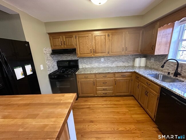 Building Photo - 1693 Litchfield Turnpike