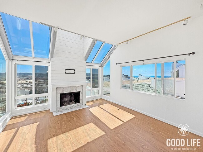 Foto del edificio - Hilltop Retreat with Ocean Breezes, natural light, and panoramic views