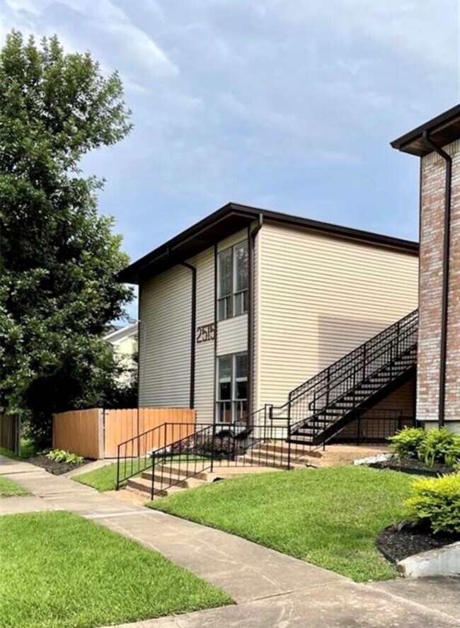 Building Photo - 2515 Shakespeare St