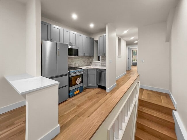 Building Photo - 149 E 81st St