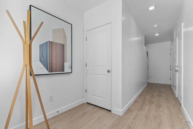 Building Photo - 537 E Levengrove Dr