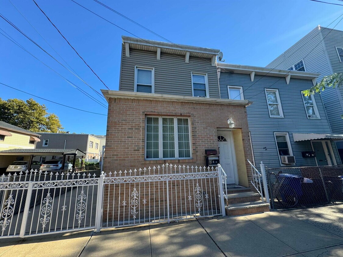 Primary Photo - 68 Chestnut Ave
