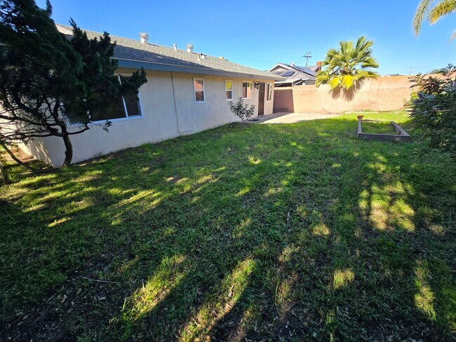 Foto del edificio - CLAIREMONT HOME 3-BEDROOM, 2-BATH, 2-CAR GARAGE