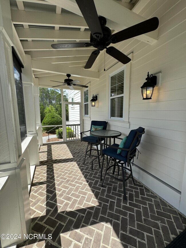 Foto del edificio - 819 Meadowsweet Ln