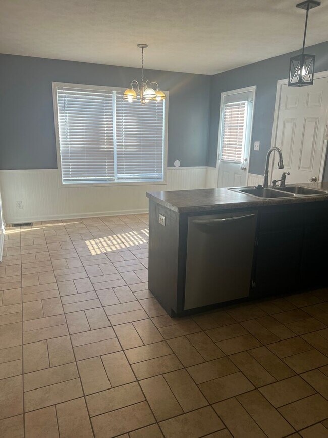 Foto del edificio - *CHRISTMAS SPECIAL* Spacious 4 Bedroom/2.5...