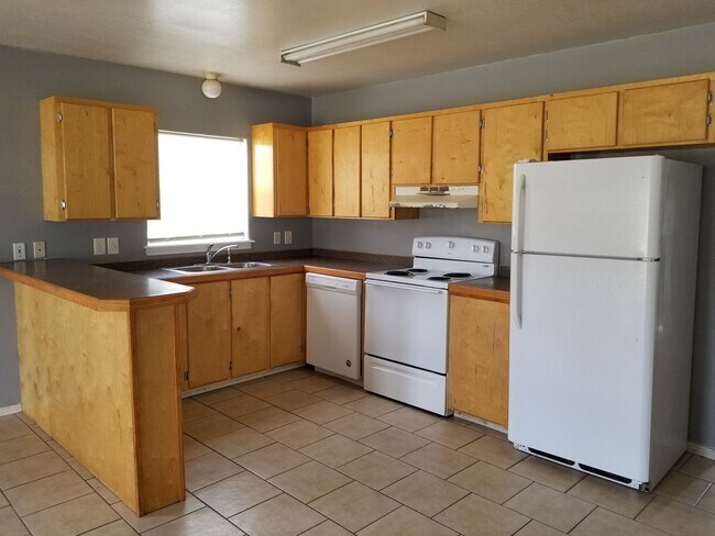 Foto del edificio - 3 bed, 1 bath home with CARPORT! Month to ...