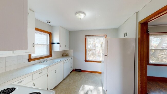 Building Photo - Amazing Location!  Available August 1st