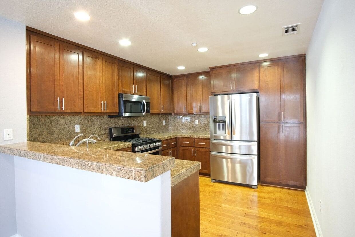 Foto principal - NOW AVAILABLE- NEW PRICE! Spacious 3-Bed, ...