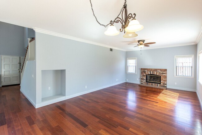 Foto del edificio - Spacious 6 Bedroom Home With Huge Backyard!