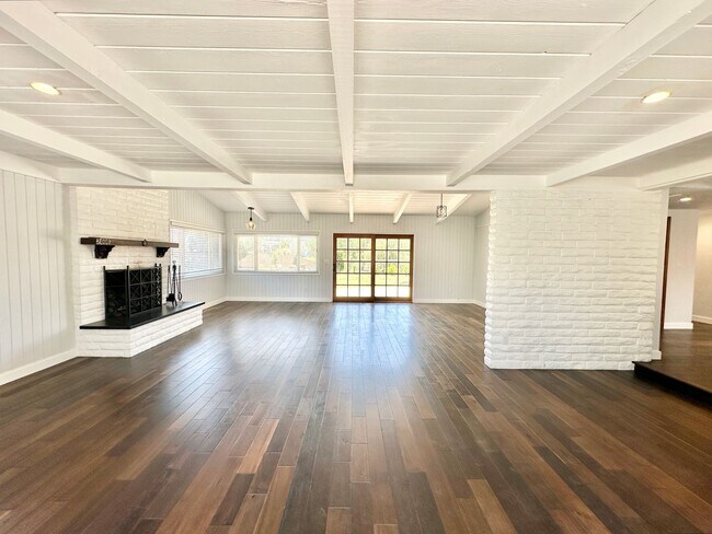 Foto del edificio - Beautifully Updated & Remodeled Single-Story Country Home with Detached Guest Home Unit on Gated ...